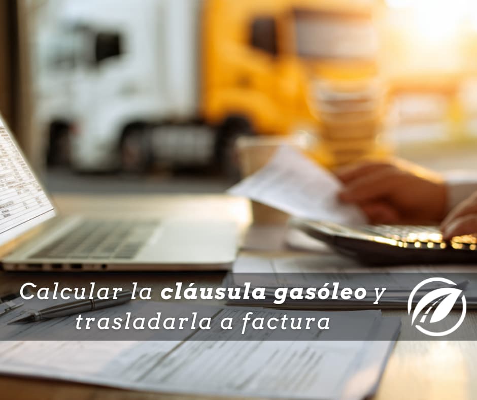 Mesa de trabajo con factura, calculadora y documentos de transporte para aplicar la cláusula gasóleo correctamente