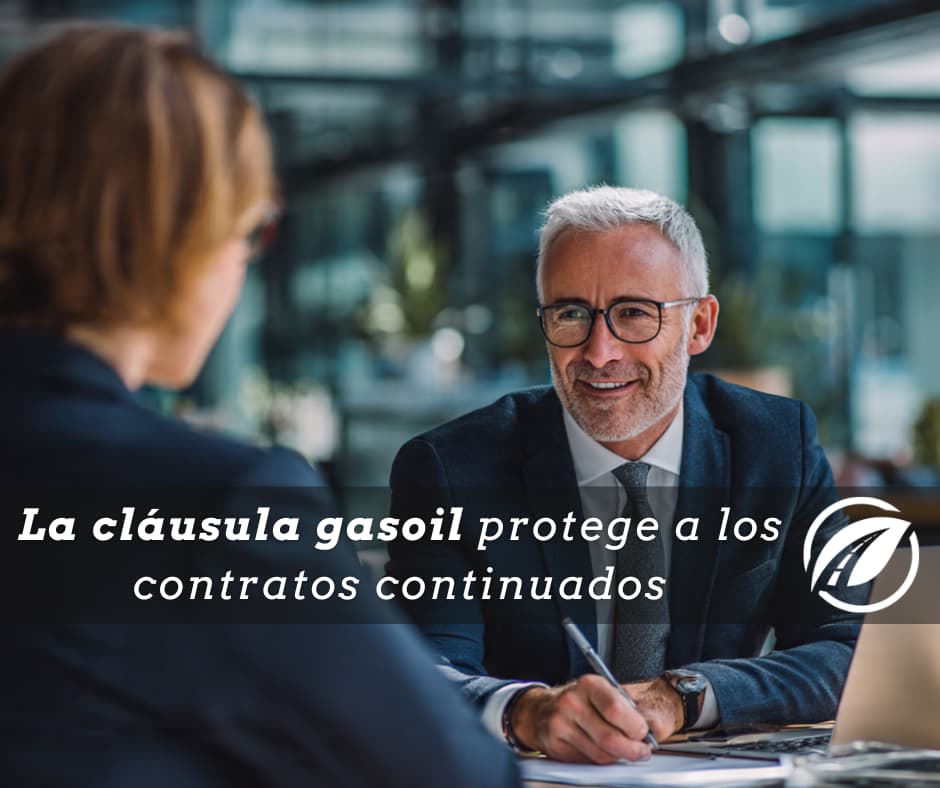 Reunión entre transportista y cliente para revisar contratos por la subida del gasóleo